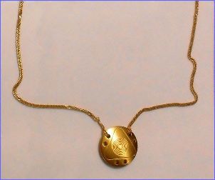 TriVibamins Round Pendants (Gold)